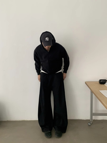 Pánske športovo voľné nohavice z polyesteru, rovný strih, stredný pás, viaceré vrecká, zapínanie s viazankou