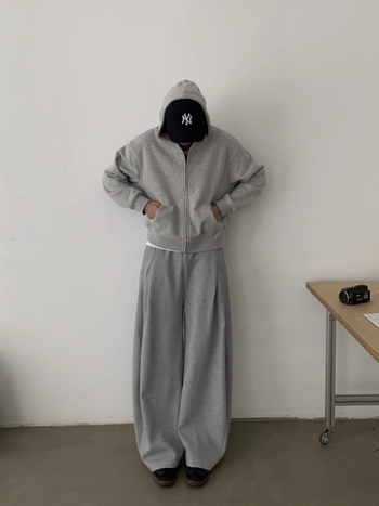 Pánske športovo voľné nohavice z polyesteru, rovný strih, stredný pás, viaceré vrecká, zapínanie s viazankou