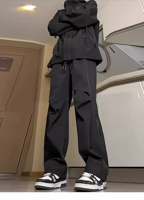 Turistické nohavice do prírody – nepremokavé, funkčné, voľný strih s širokými rovnými nohami, zapínanie na šnúrku, 100% polyester