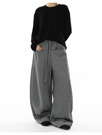 Pantaloni casual cu croială largă, talie medie și închidere cu șnur, material poliester 90%, ușoară elasticitate — lansare toamna 2025