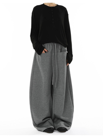 Pantaloni casual cu croială largă, talie medie și închidere cu șnur, material poliester 90%, ușoară elasticitate — lansare toamna 2025