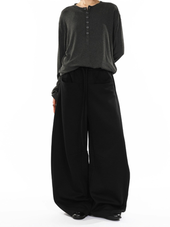 Pantaloni casual cu croială largă, talie medie și închidere cu șnur, material poliester 90%, ușoară elasticitate — lansare toamna 2025