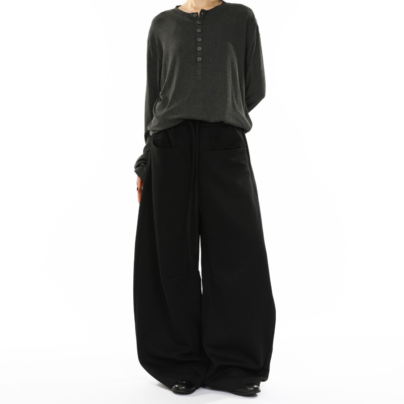 Pantaloni casual cu croială largă, talie medie și închidere cu șnur, material poliester 90%, ușoară elasticitate — lansare toamna 2025