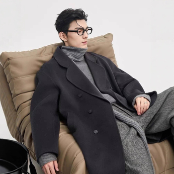 Pánske kabáty z bavlno-viskózovej zmesi s pravou kožušinovou podšívkou, dvojradové zapínanie, voľný strih, stredná dĺžka, zimné