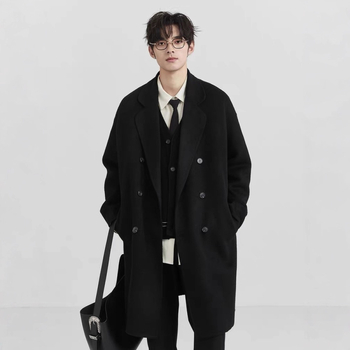 Pánske kabáty z bavlno-viskózovej zmesi s pravou kožušinovou podšívkou, dvojradové zapínanie, voľný strih, stredná dĺžka, zimné