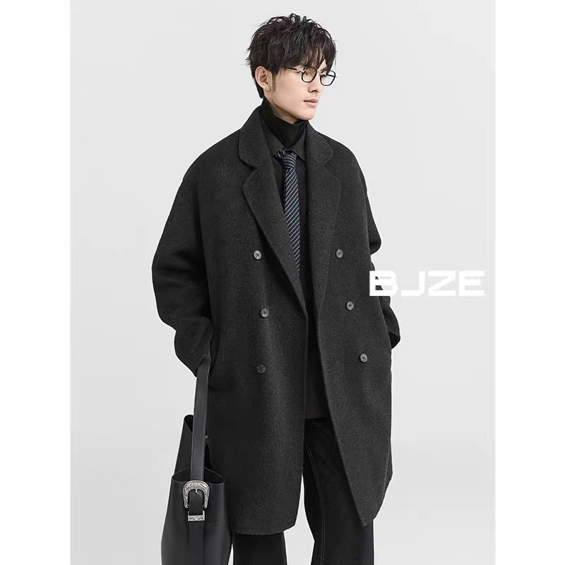 Pánske kabáty z bavlno-viskózovej zmesi s pravou kožušinovou podšívkou, dvojradové zapínanie, voľný strih, stredná dĺžka, zimné