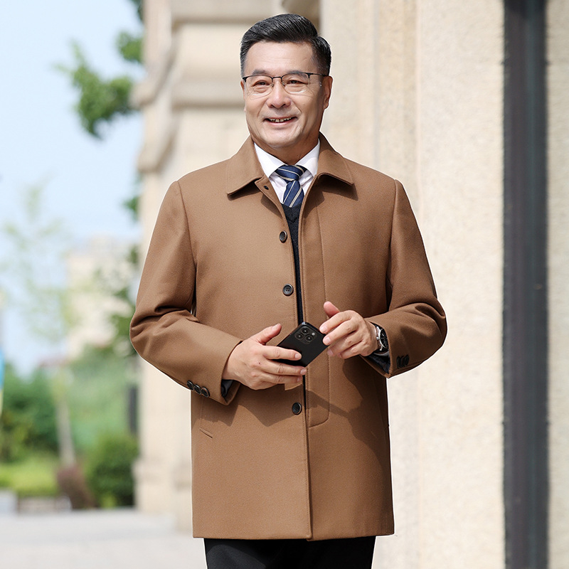 Pánsky vlnený kabát, mestský štýl, stredná dĺžka, úzky strih, jednoradové zapínanie, rever, hlavná tkanina 51–70% polyester