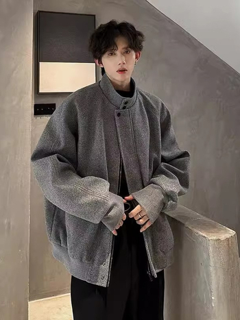 Jakna s stojećim ovratnikom; materijal: smjesa kemijskih vlakana i poliestera; zatvara se zipom; uzorak prugasti ili jednofarban; udoban kroj; dugi rukavi; pogodna za proljeće i jesen.