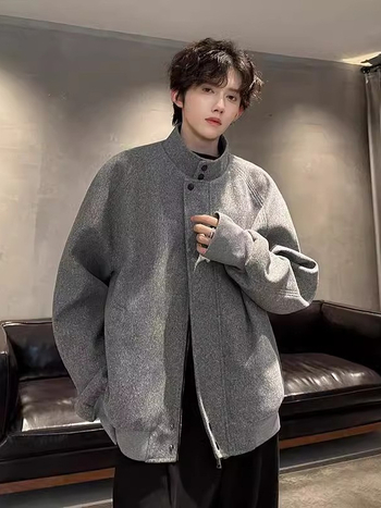 Jakna s stojećim ovratnikom; materijal: smjesa kemijskih vlakana i poliestera; zatvara se zipom; uzorak prugasti ili jednofarban; udoban kroj; dugi rukavi; pogodna za proljeće i jesen.