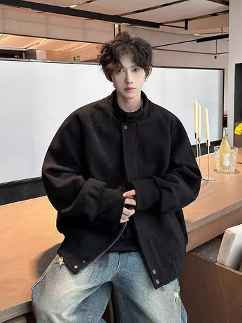 Jakna s stojećim ovratnikom; materijal: smjesa kemijskih vlakana i poliestera; zatvara se zipom; uzorak prugasti ili jednofarban; udoban kroj; dugi rukavi; pogodna za proljeće i jesen.