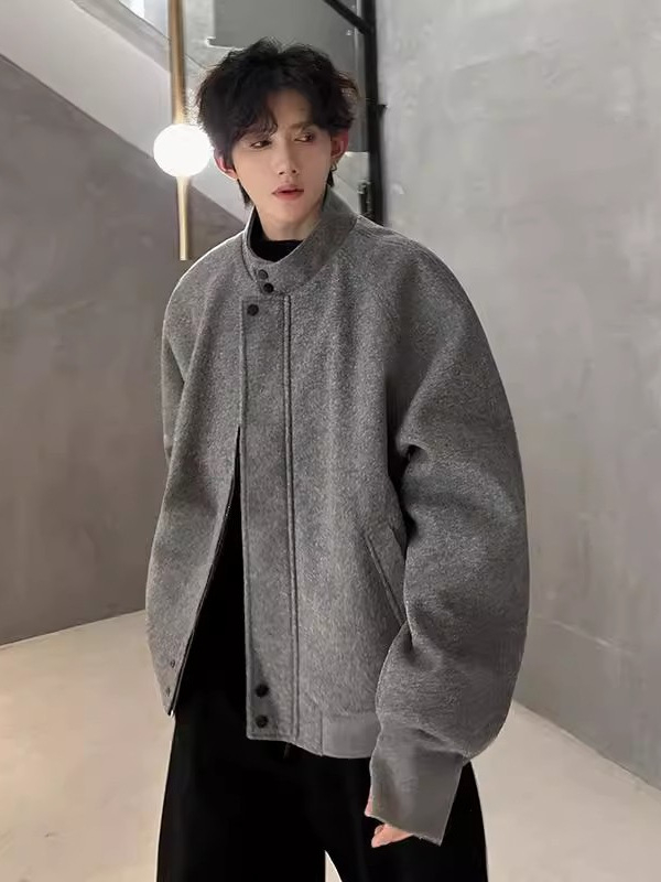 Jakna s stojećim ovratnikom; materijal: smjesa kemijskih vlakana i poliestera; zatvara se zipom; uzorak prugasti ili jednofarban; udoban kroj; dugi rukavi; pogodna za proljeće i jesen.