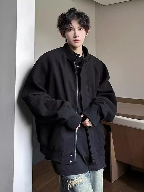 Jakna s stojećim ovratnikom; materijal: smjesa kemijskih vlakana i poliestera; zatvara se zipom; uzorak prugasti ili jednofarban; udoban kroj; dugi rukavi; pogodna za proljeće i jesen.