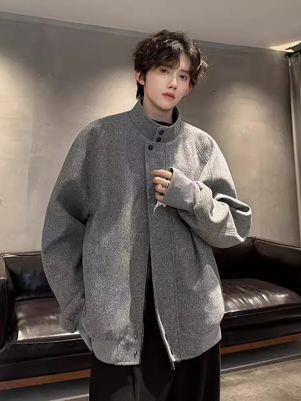 Jakna s stojećim ovratnikom; materijal: smjesa kemijskih vlakana i poliestera; zatvara se zipom; uzorak prugasti ili jednofarban; udoban kroj; dugi rukavi; pogodna za proljeće i jesen.