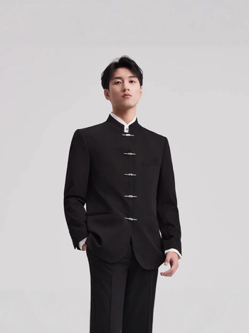 Tenký oblek v čínskej móde pre mladých mužov, stojací golier, rovný strih, predný zapínanie s tromi gombíkmi, polyesterová látka, podšívka polyester, ľahký obchodný štýl