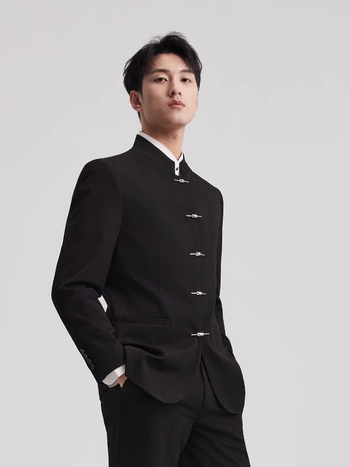 Tenký oblek v čínskej móde pre mladých mužov, stojací golier, rovný strih, predný zapínanie s tromi gombíkmi, polyesterová látka, podšívka polyester, ľahký obchodný štýl