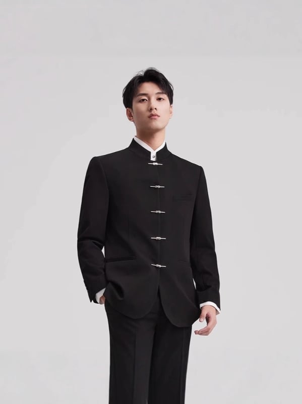 Tenký oblek v čínskej móde pre mladých mužov, stojací golier, rovný strih, predný zapínanie s tromi gombíkmi, polyesterová látka, podšívka polyester, ľahký obchodný štýl