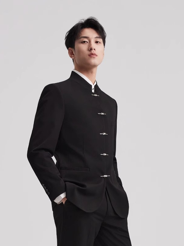 Tenký oblek v čínskej móde pre mladých mužov, stojací golier, rovný strih, predný zapínanie s tromi gombíkmi, polyesterová látka, podšívka polyester, ľahký obchodný štýl