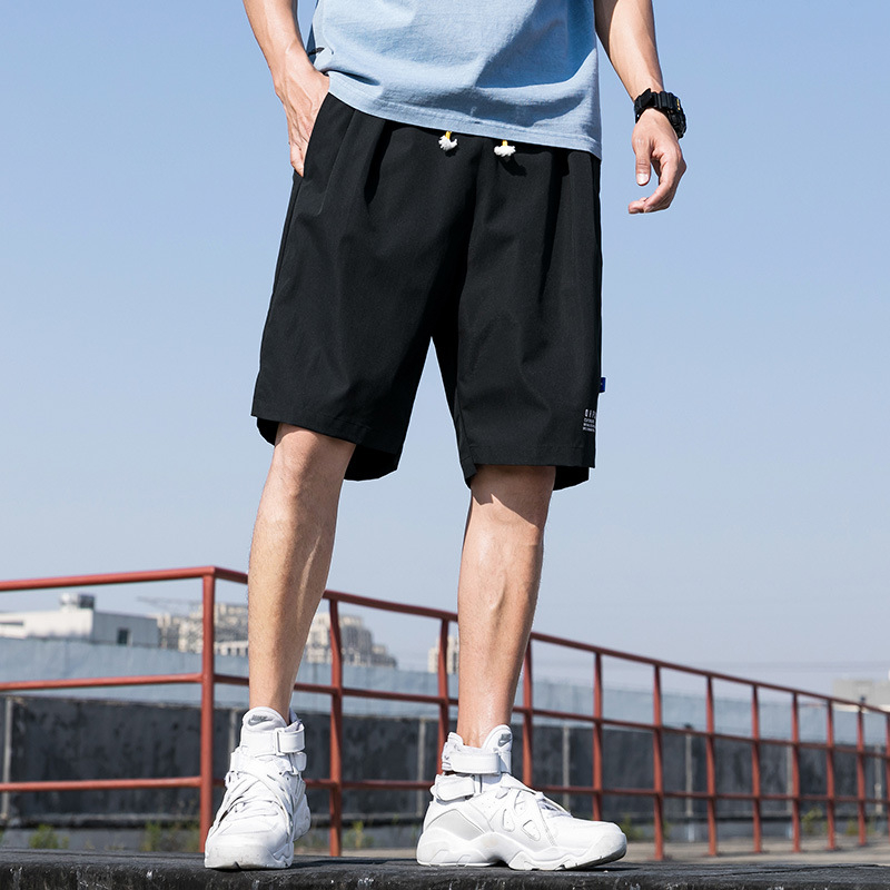 Férfi rövidnadrág + lazán szabott + középmagas derekú + könnyű, légáteresztő poliészter + geometriai mintázat