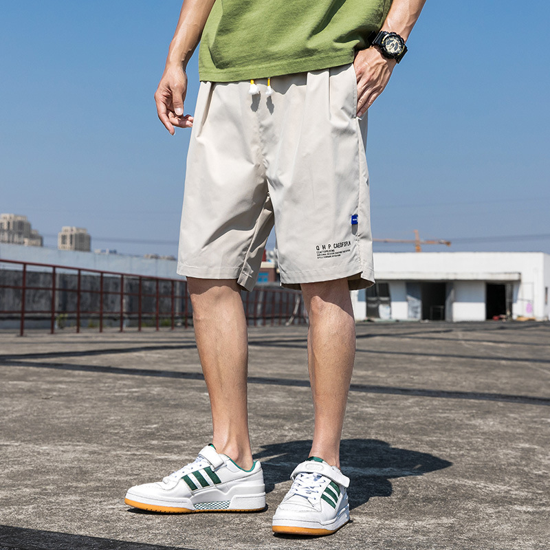 Férfi rövidnadrág + lazán szabott + középmagas derekú + könnyű, légáteresztő poliészter + geometriai mintázat