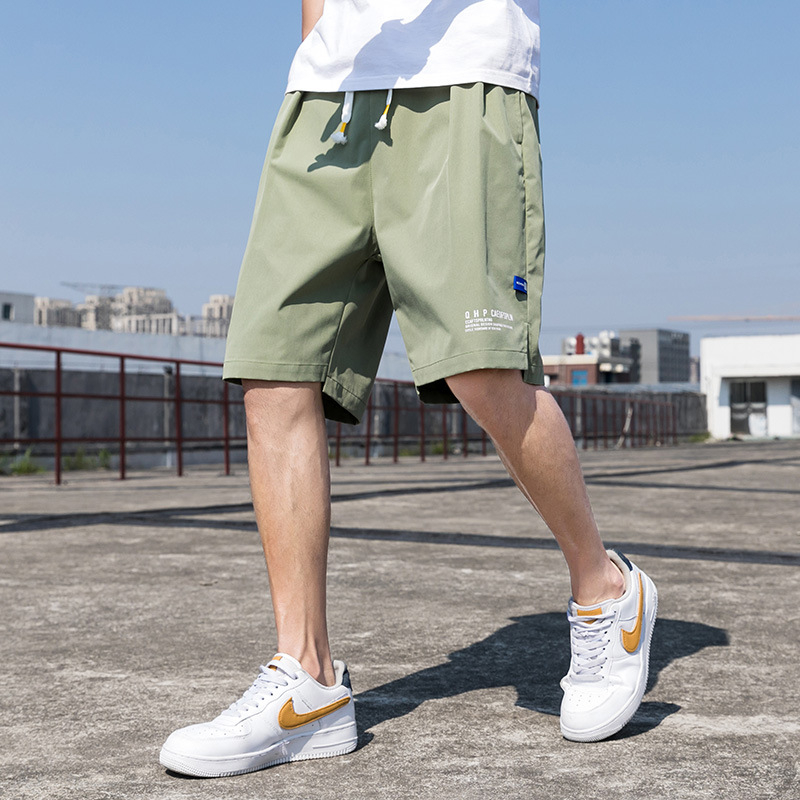 Férfi rövidnadrág + lazán szabott + középmagas derekú + könnyű, légáteresztő poliészter + geometriai mintázat