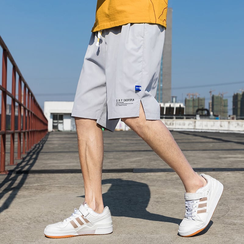 Férfi rövidnadrág + lazán szabott + középmagas derekú + könnyű, légáteresztő poliészter + geometriai mintázat