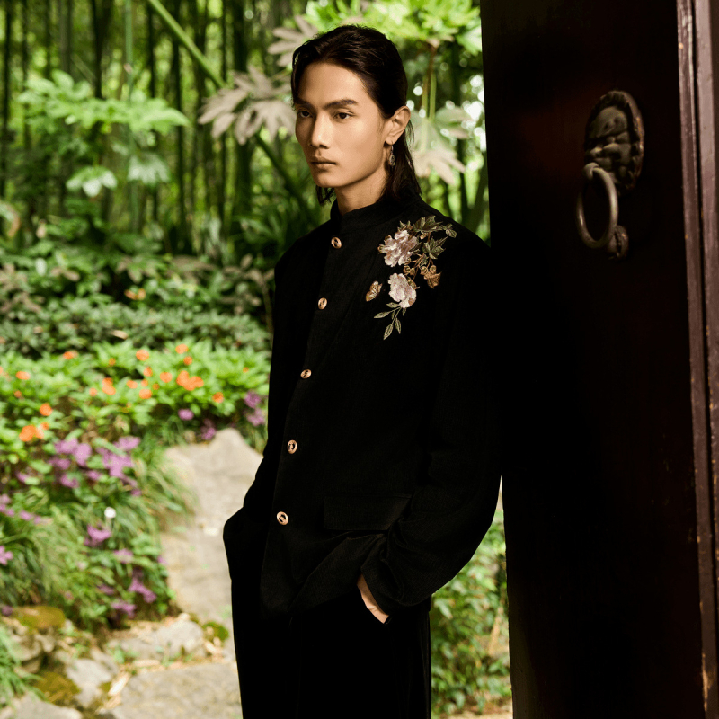 Pánske casual sako v čínsskom štýle s kvetinovou výšivkou a stojacim golierom, bavlneno-polyesterový materiál, jednofarebné zapínanie, Hongkong štýl