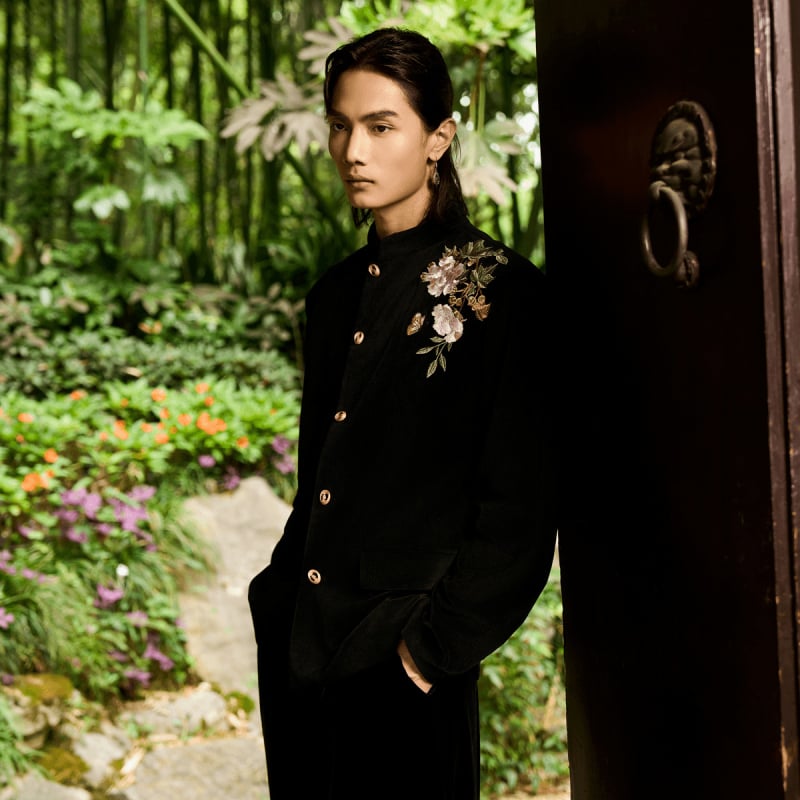 Pánske casual sako v čínsskom štýle s kvetinovou výšivkou a stojacim golierom, bavlneno-polyesterový materiál, jednofarebné zapínanie, Hongkong štýl