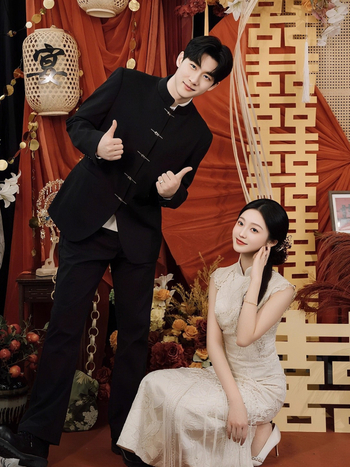 Oblek v čínskej štýle — stojací golier, zapínanie na gombík, 100% polyester, voľný strih, 3D patch kapsy