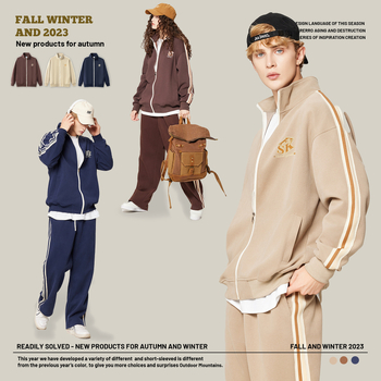 Õhku läbilaskev puuvillane jak, tõmblukuga, püstise kaelaga, vaba lõige ja pikkade varrukatega.