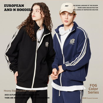 Õhku läbilaskev puuvillane jak, tõmblukuga, püstise kaelaga, vaba lõige ja pikkade varrukatega.