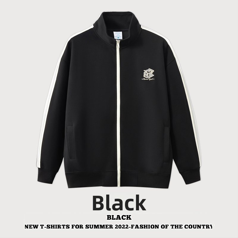 Õhku läbilaskev puuvillane jak, tõmblukuga, püstise kaelaga, vaba lõige ja pikkade varrukatega.