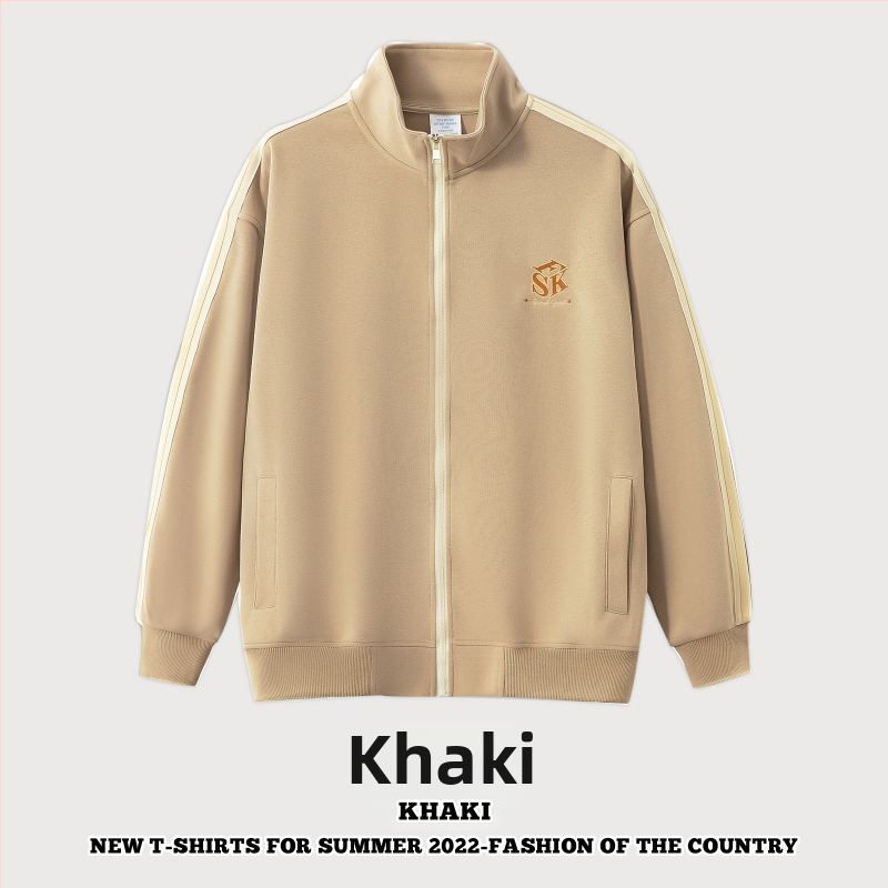 Õhku läbilaskev puuvillane jak, tõmblukuga, püstise kaelaga, vaba lõige ja pikkade varrukatega.