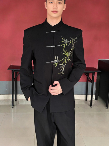 Pánska čínskeho štýlu vyšívaná bunda, úzka silueta, golier typu saka, zapínanie na jedno gombík, 3D vrecká, ribovaný lem, zmes polyesterového vlákna