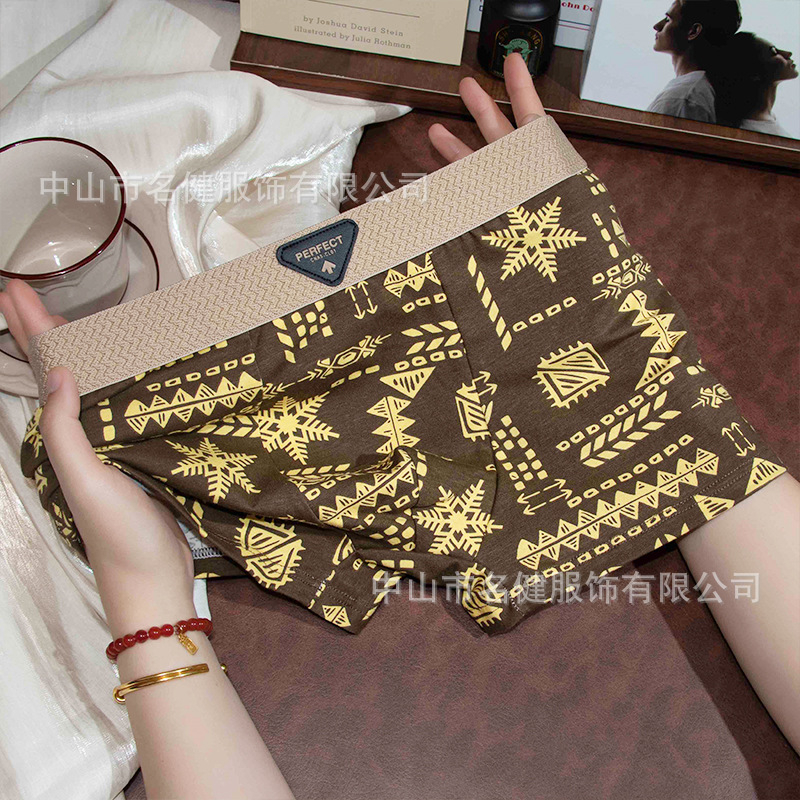 Мъжки боксерки от чист памук, винтидж етно стил, дишащ комфорт; Основен плат: памук 90–95%; Узор: камуфлаж, плодове, счупени цветя; Средна талия; Плетена тъкан