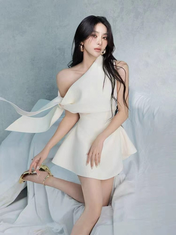 Šaty z bavlny s elastanom, puffová sukňa, nerovný lem, okrúhly výstrih, krátke raglánové rukávy, pás uprostred