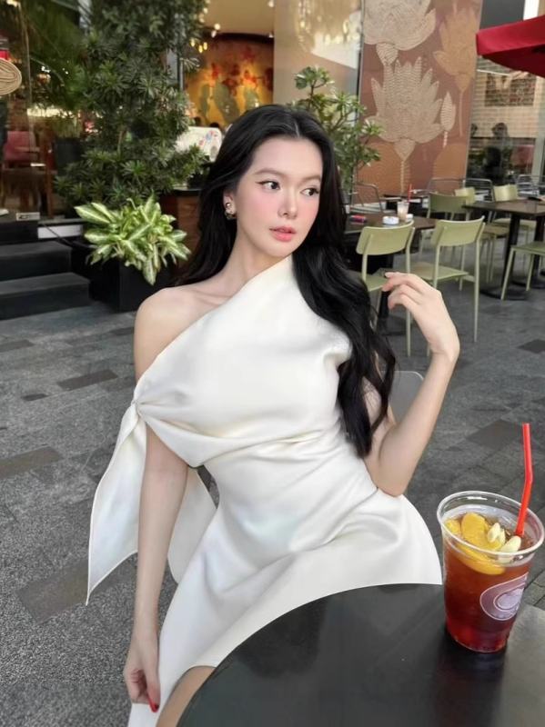 Šaty z bavlny s elastanom, puffová sukňa, nerovný lem, okrúhly výstrih, krátke raglánové rukávy, pás uprostred