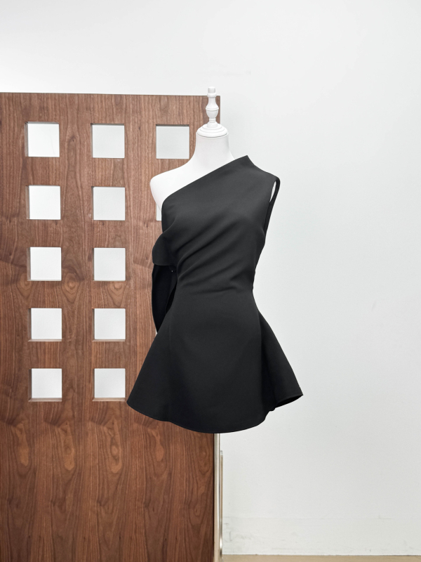 Šaty z bavlny s elastanom, puffová sukňa, nerovný lem, okrúhly výstrih, krátke raglánové rukávy, pás uprostred