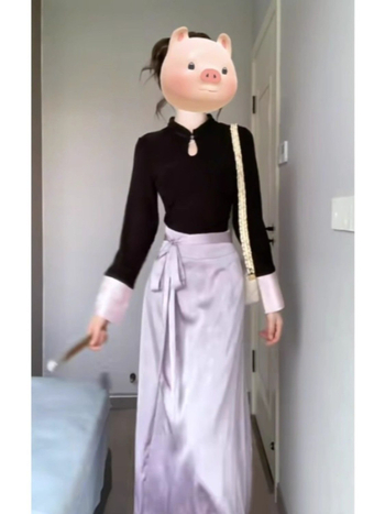 Dvojdielny set z chenille s 90-95% Spandex: top s dlhými rukávmi a dierovanými gombíkmi + polovičná sukňa s vyvýšeným kvetinovým motívom (jeseň-zima)