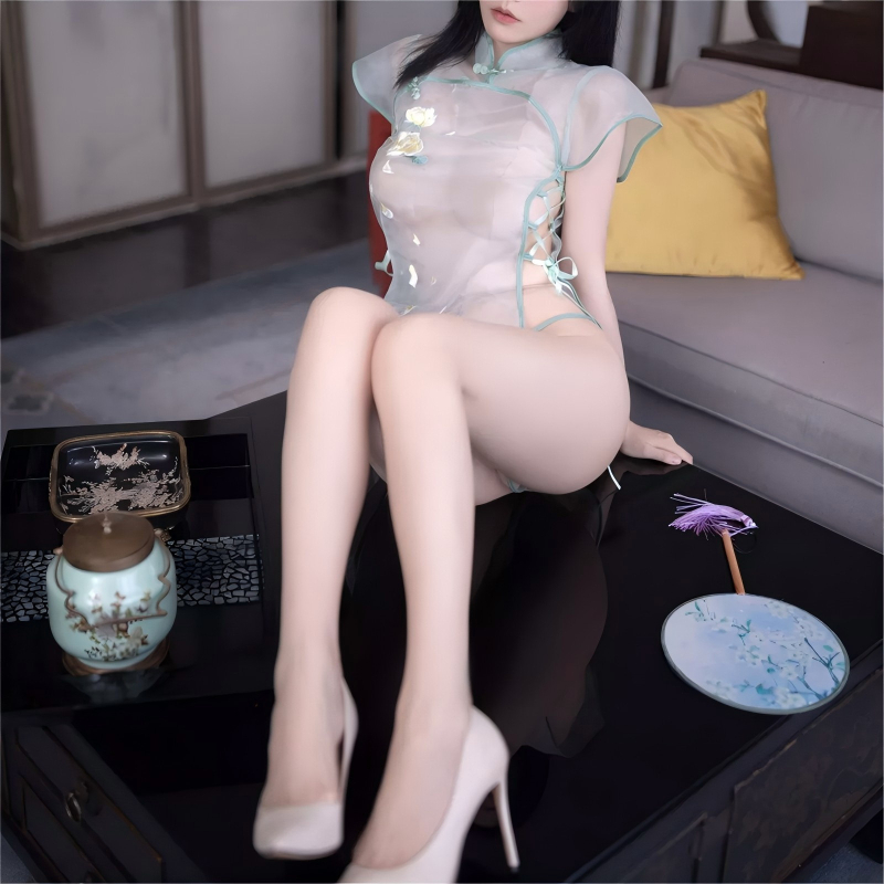 Sexi set spodného prádla inšpirovaný čínskym cheongsamom s výšivkou, rozparkom a priehľadnou polyesterovou sieťovinou