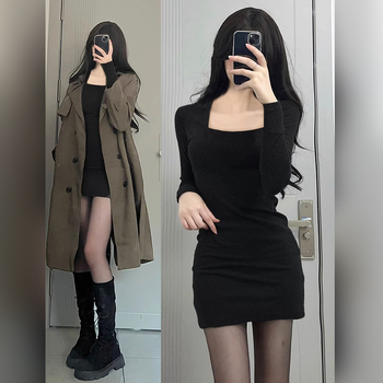 Pletené šaty s priliehavým strihom, štvorcový výstrih, krátky lem, dlhé rukávy, vysoký pás