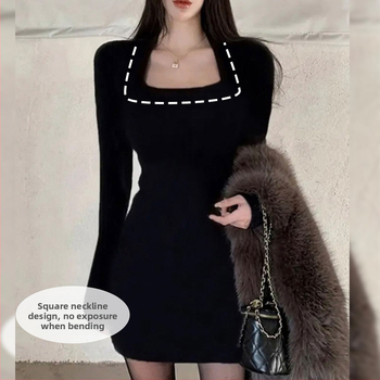 Pletené šaty s priliehavým strihom, štvorcový výstrih, krátky lem, dlhé rukávy, vysoký pás