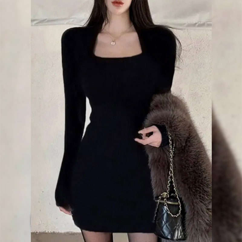 Pletené šaty s priliehavým strihom, štvorcový výstrih, krátky lem, dlhé rukávy, vysoký pás