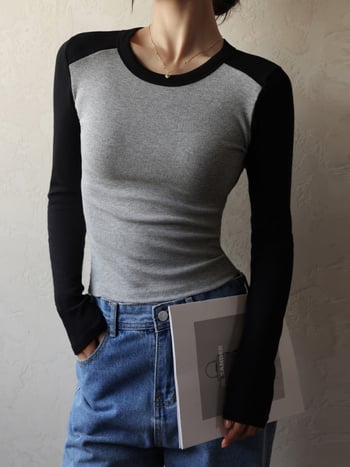 Ženski pamukasti T‑shirt s okruglim izrezom i kontrastnim raglan rukavima, uski kroj, za jesen.