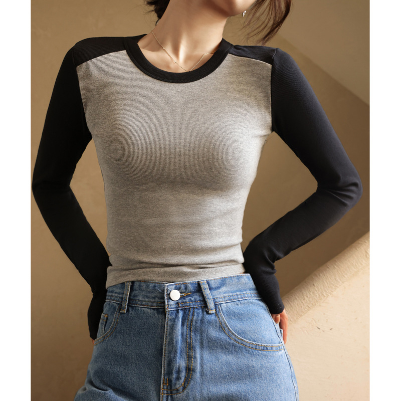 Ženski pamukasti T‑shirt s okruglim izrezom i kontrastnim raglan rukavima, uski kroj, za jesen.