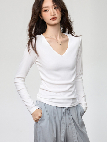 T-shirt s dugim rukavima i V-izrezom, od combed pamuka i spandeksa (95%+ pamuk; spandeks do 30%), svakodnevni casual stil, slim fit