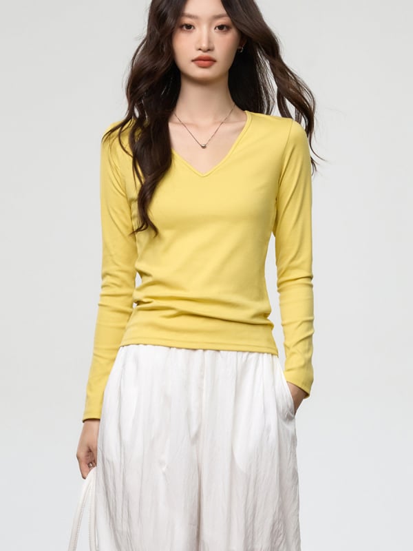 T-shirt s dugim rukavima i V-izrezom, od combed pamuka i spandeksa (95%+ pamuk; spandeks do 30%), svakodnevni casual stil, slim fit