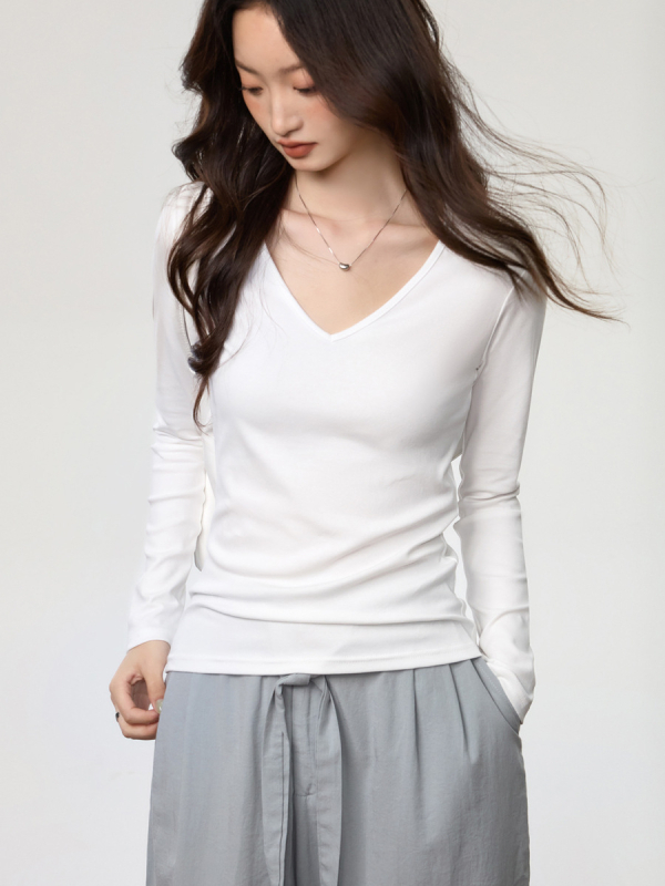 T-shirt s dugim rukavima i V-izrezom, od combed pamuka i spandeksa (95%+ pamuk; spandeks do 30%), svakodnevni casual stil, slim fit