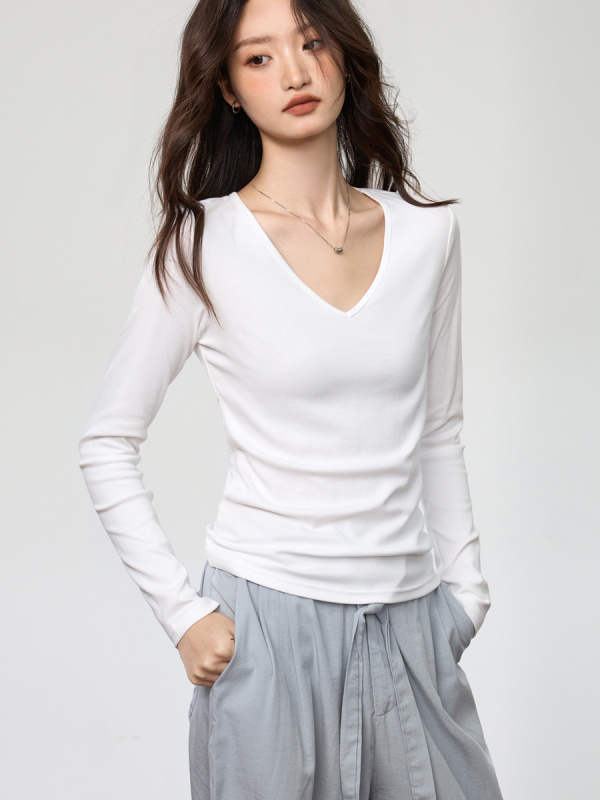 T-shirt s dugim rukavima i V-izrezom, od combed pamuka i spandeksa (95%+ pamuk; spandeks do 30%), svakodnevni casual stil, slim fit