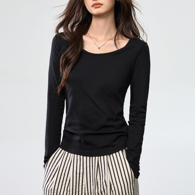 T-shirt s dugim rukavima i V-izrezom, od combed pamuka i spandeksa (95%+ pamuk; spandeks do 30%), svakodnevni casual stil, slim fit