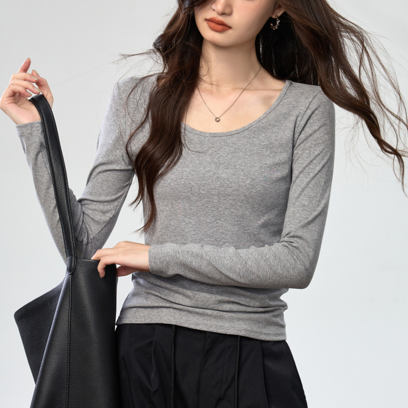 T-shirt s dugim rukavima i V-izrezom, od combed pamuka i spandeksa (95%+ pamuk; spandeks do 30%), svakodnevni casual stil, slim fit